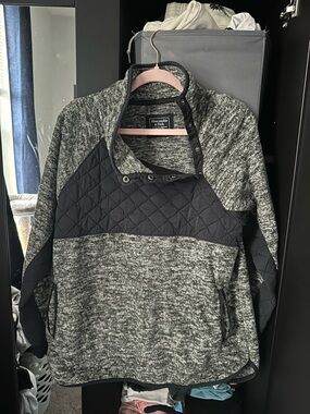 Abercrombie & Fitch Heather Gray and Black fleece pullover